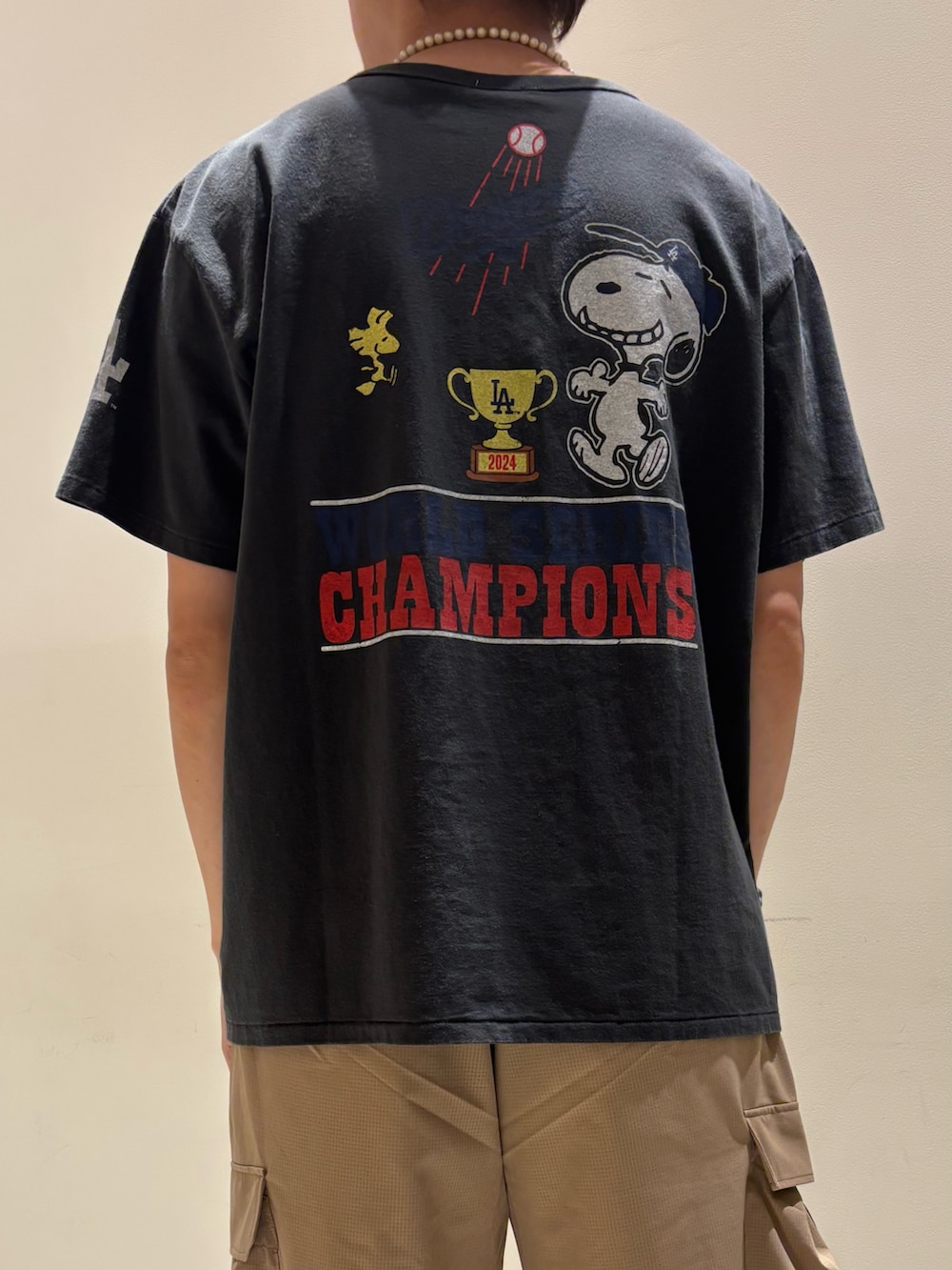 ブラック系のTシャツ/カットソー、ブラック系のショルダーバッグ、ベージュ系のその他パンツを着用したメンズの夏コーディネートの3枚目の写真