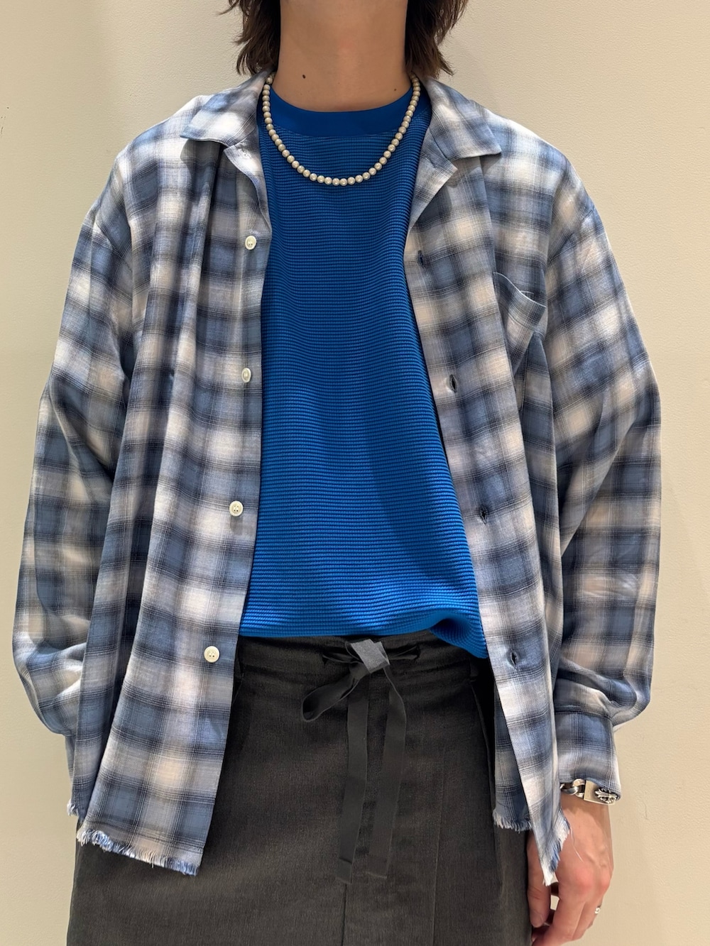 ブルー系のTシャツ/カットソー、ブルー系のシャツ/ブラウス、グレー系のスラックスを着用したメンズの春コーディネートの3枚目の写真