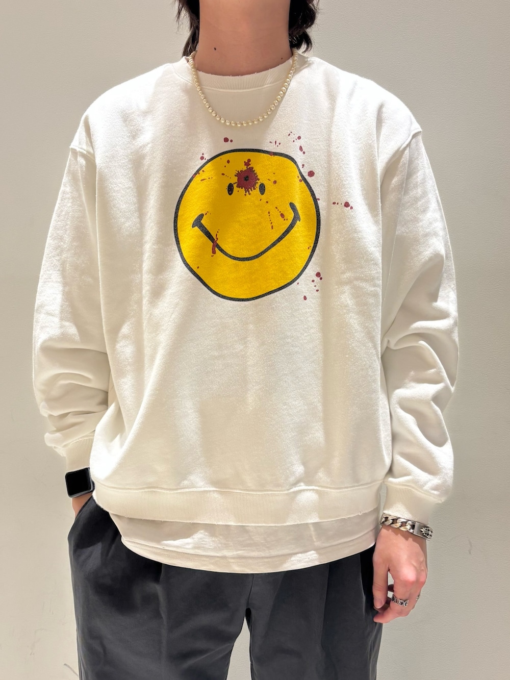 ブルー系のシャツ/ブラウス、ホワイト系のスウェット、ブラック系のチノパンツを着用したメンズの冬コーディネートの3枚目の写真