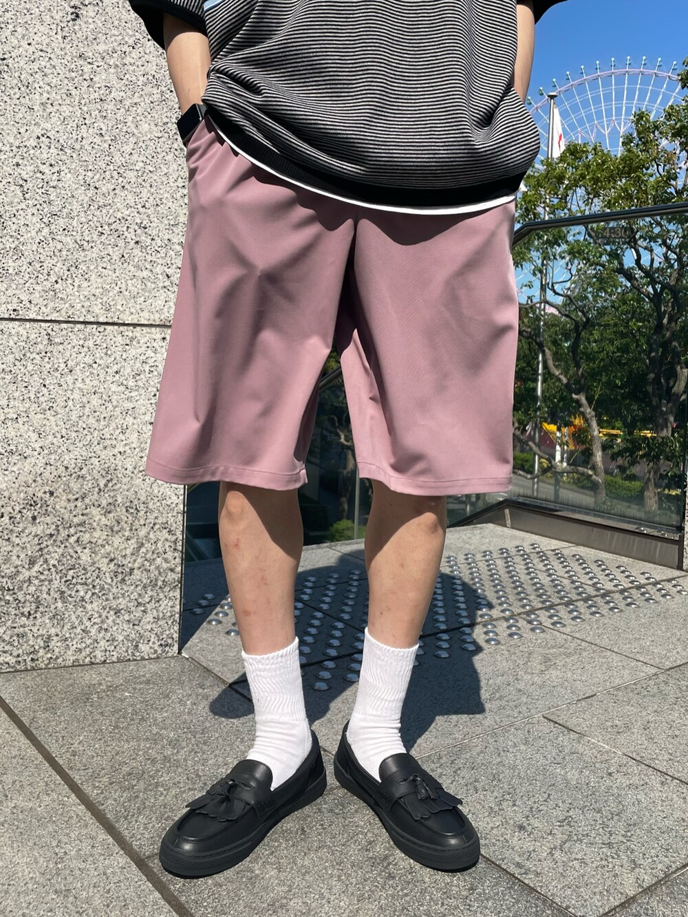 ピンク系のその他パンツを着用したメンズの夏コーディネートの3枚目の写真