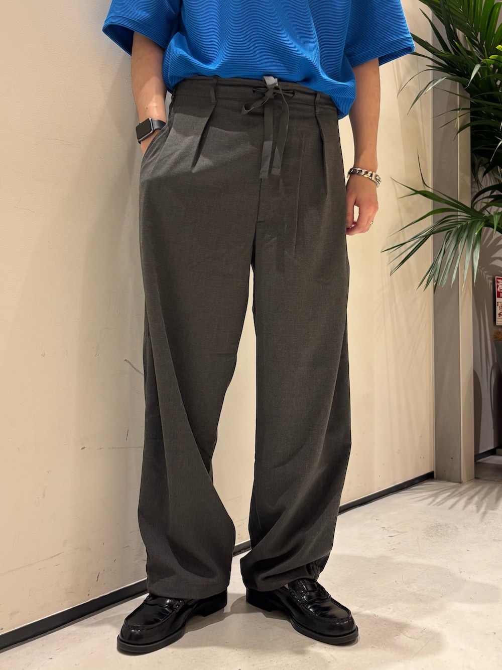 ブルー系のTシャツ/カットソー、ブルー系のシャツ/ブラウス、グレー系のスラックスを着用したメンズの春コーディネートの5枚目の写真