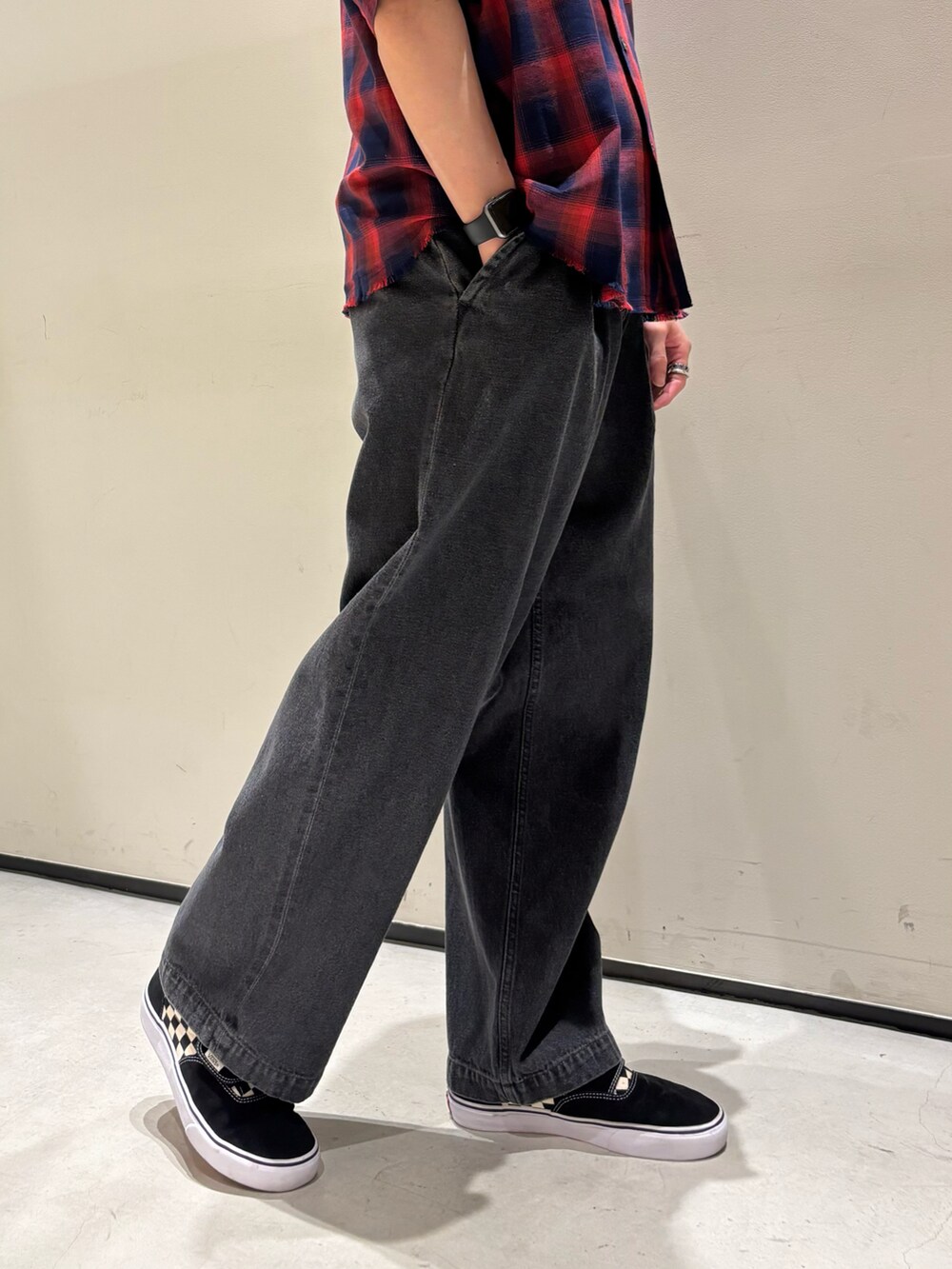 レッド系のシャツ/ブラウス、ブラック系のデニムパンツを着用したメンズの春コーディネートの4枚目の写真