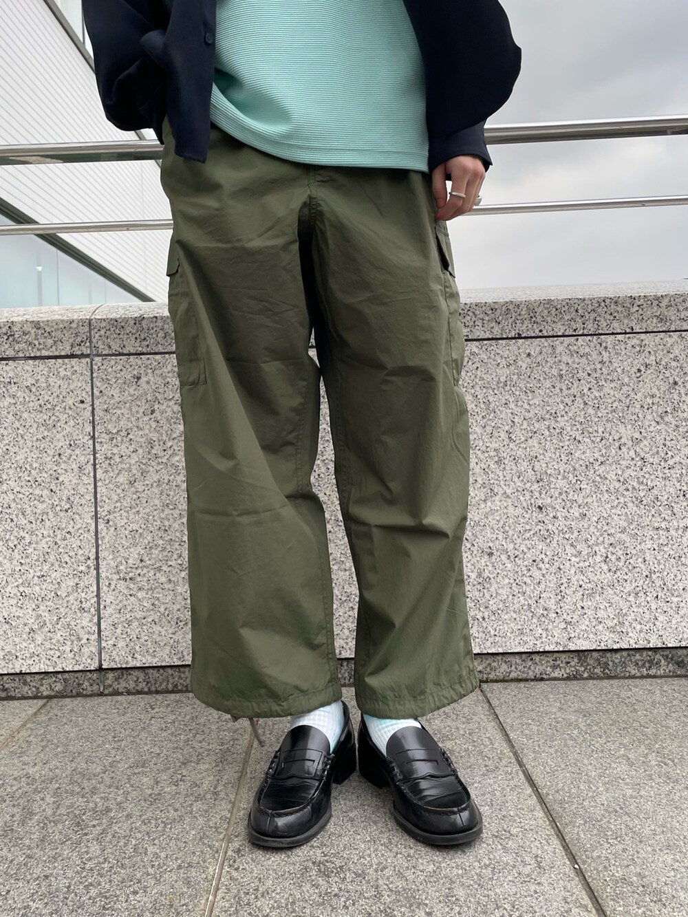 ブルー系のシャツ/ブラウス、グリーン系のカーゴパンツ、グリーン系のTシャツ/カットソーを着用したメンズの春コーディネートの4枚目の写真