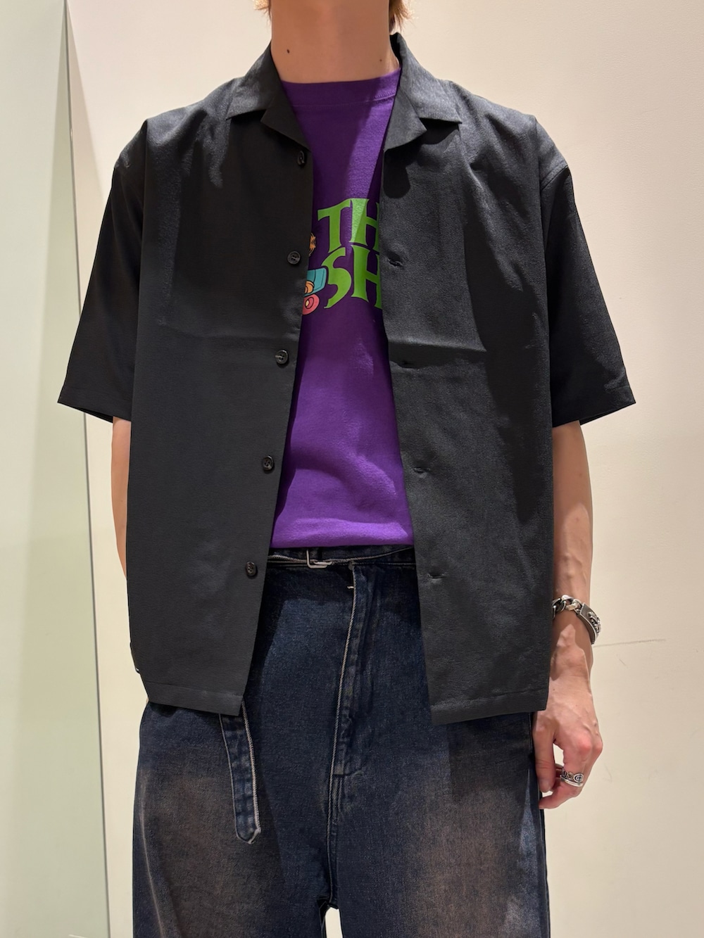 ブラック系のシャツ/ブラウス、パープル系のTシャツ/カットソー、ブルー系のデニムパンツを着用したメンズの夏コーディネートの2枚目の写真