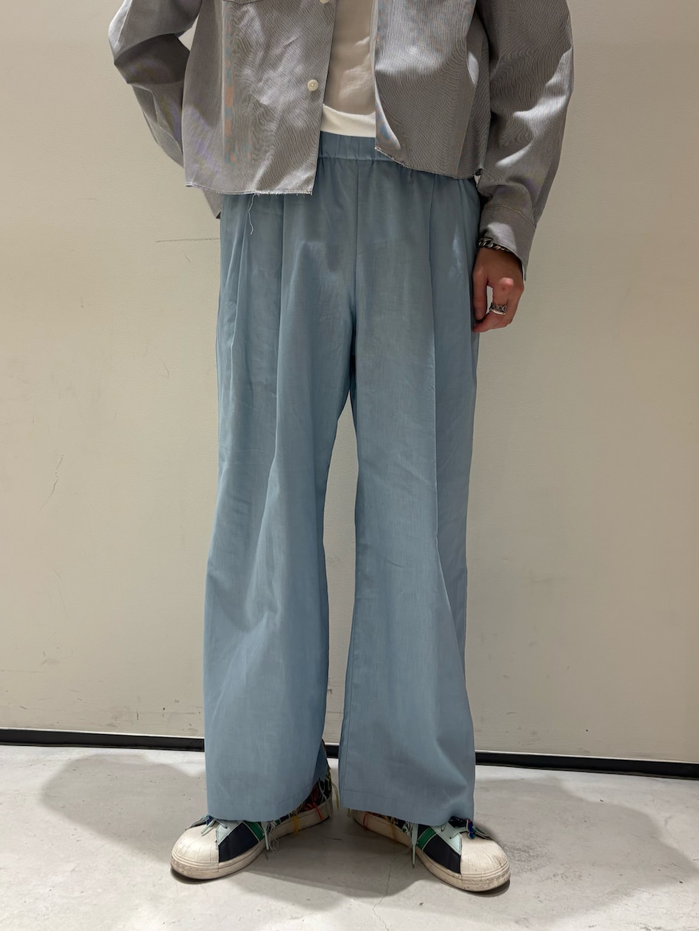 「ストライプシャツ、春夏コーデ、デートコーデ、キャップ、大人カジュアル、スニーカー、Tシャツ、お出かけコーデ、休日スタイル、シャツスタイル、やっぱり帽子が好き」｜「JOURNAL STANDARD relumeの【ZOZO限定】CORDLANE クロップドL/S（シャツ/ブラウス、ブラック系）」を使った、ないきさん（メンズ・182cm）の春コーディネートの3枚目の写真