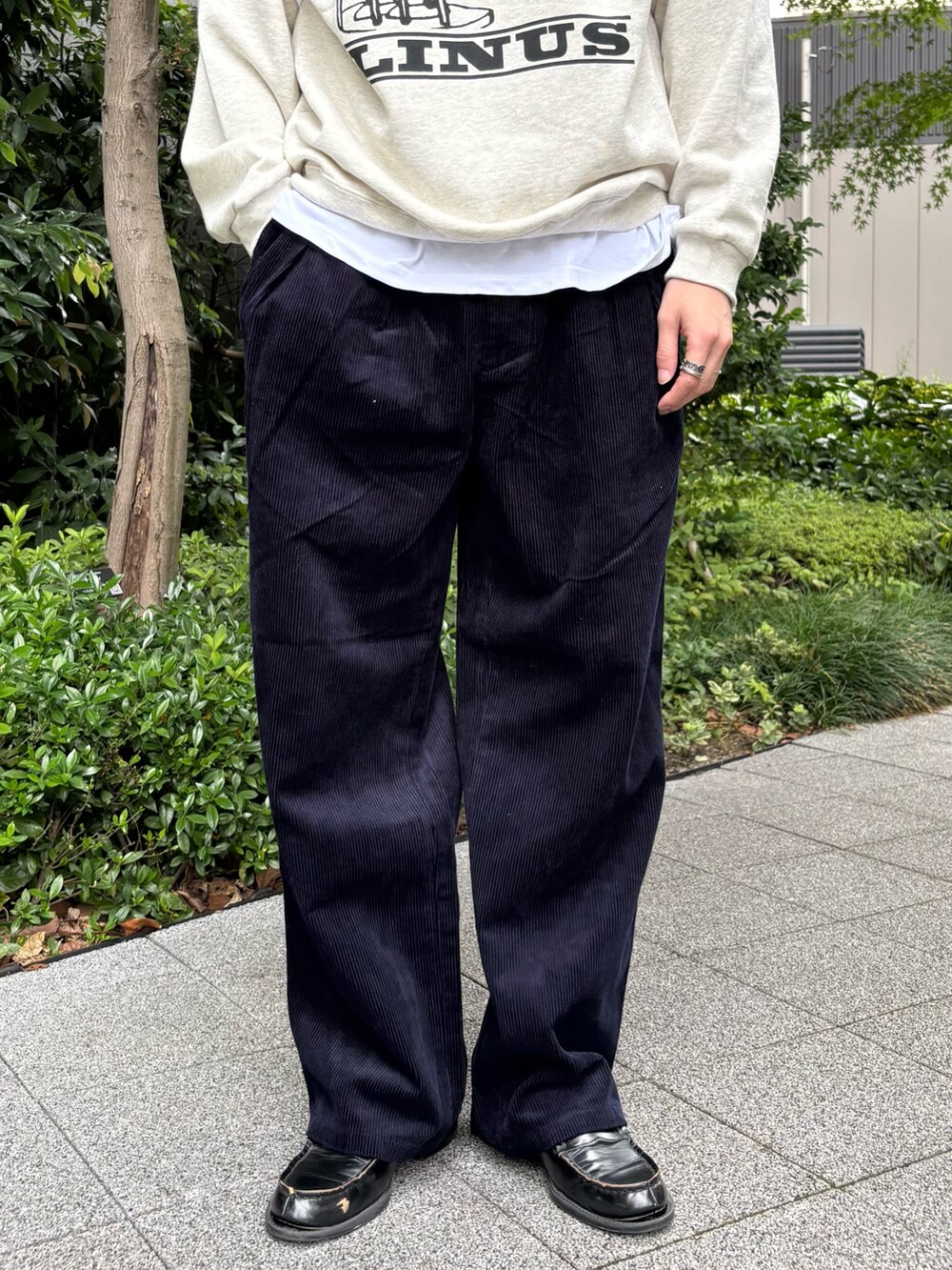 ブルー系のその他アウター、ブルー系のスウェット、ブルー系のスラックスを着用したメンズの秋コーディネートの4枚目の写真