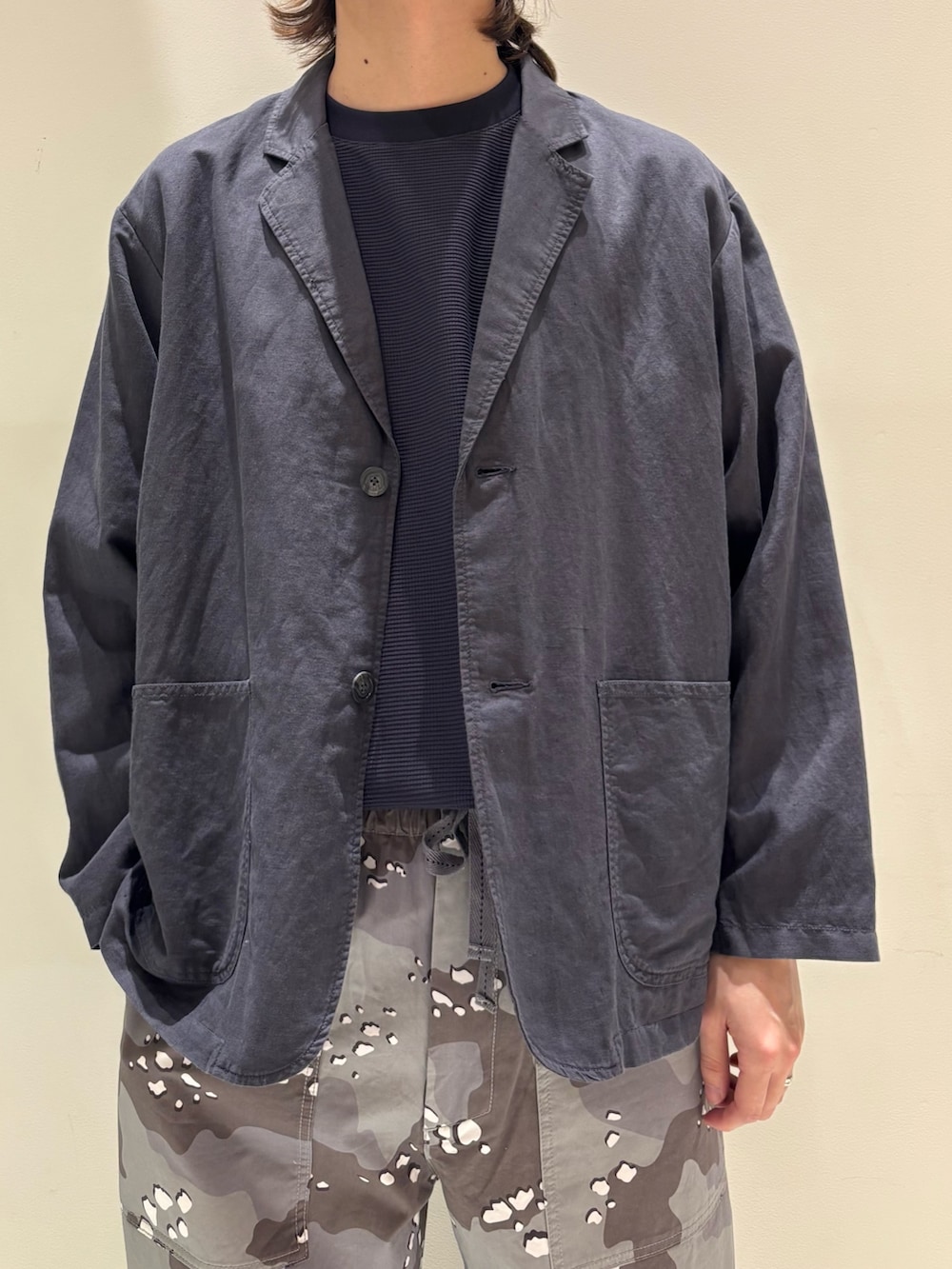 ブラック系のテーラードジャケット、グレー系のその他パンツ、ブラック系のスニーカーを着用したメンズの春コーディネートの2枚目の写真