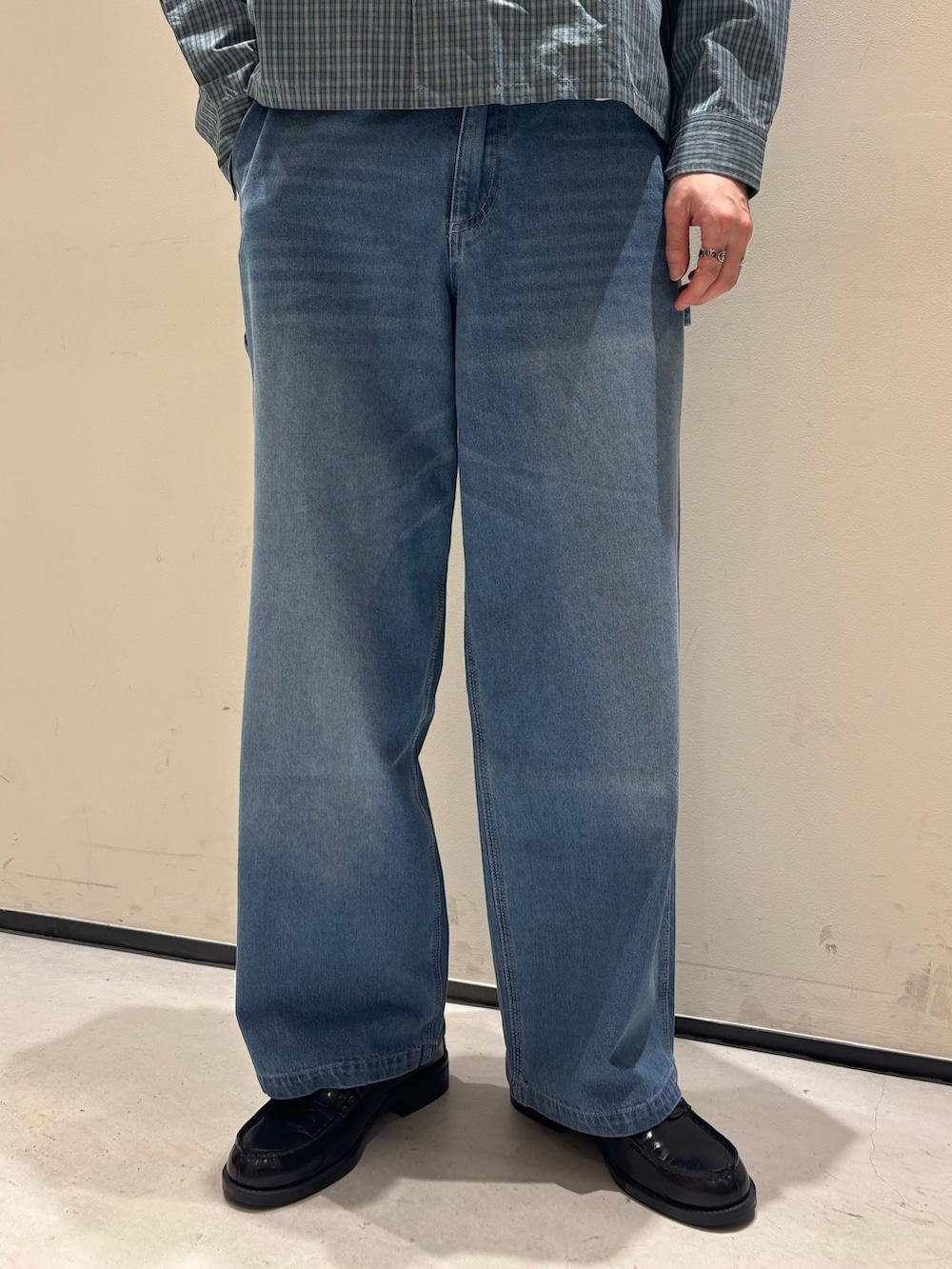 グリーン系のシャツ/ブラウス、ブルー系のデニムパンツ、その他のその他を着用したメンズの冬コーディネートの3枚目の写真