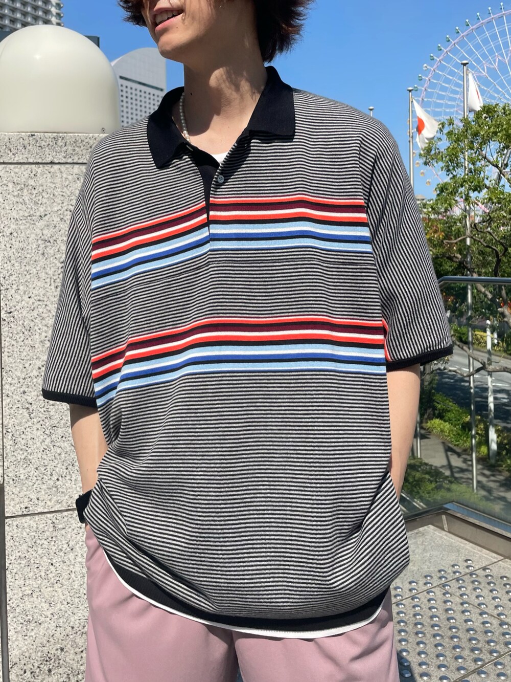 ピンク系のその他パンツを着用したメンズの夏コーディネートの2枚目の写真