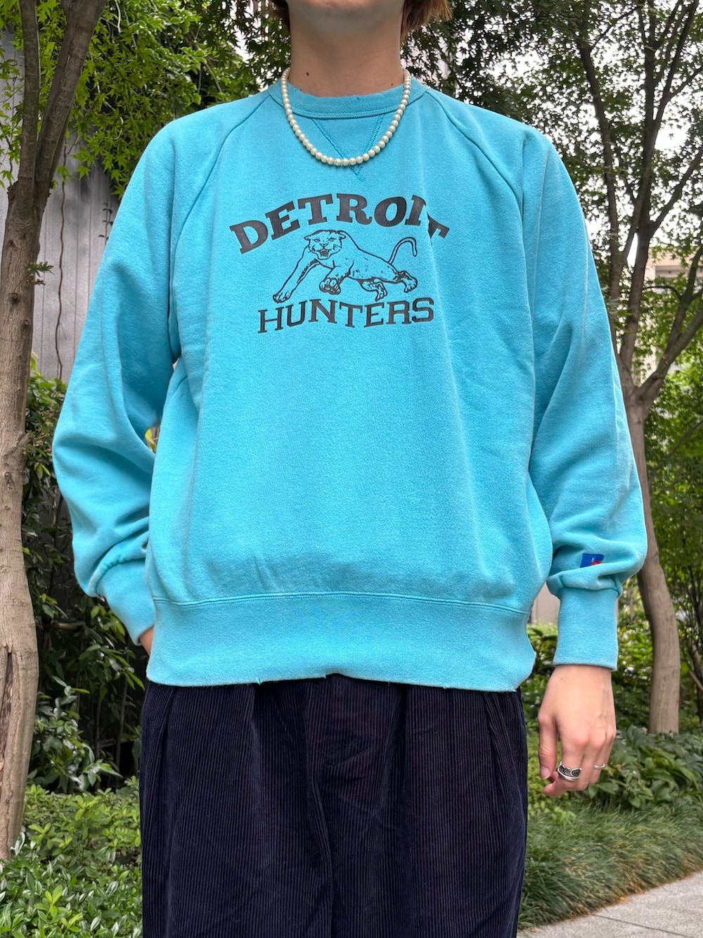 ブルー系のその他アウター、ブルー系のスウェット、ブルー系のスラックスを着用したメンズの秋コーディネートの3枚目の写真