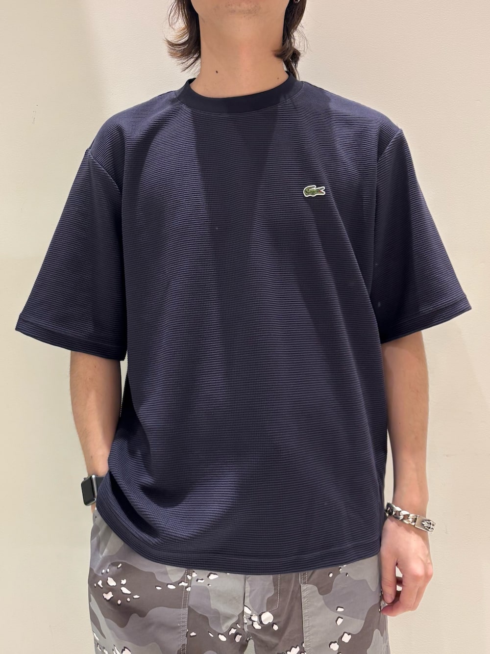 ブラック系のテーラードジャケット、グレー系のその他パンツ、ブラック系のスニーカーを着用したメンズの春コーディネートの3枚目の写真