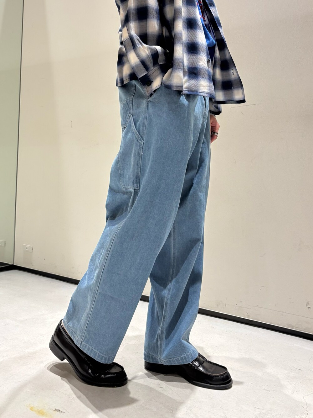 「シャツスタイル、デニム、ローファー、キャップ、春めき満開コーデ、春コーデ、大人カジュアル、休日スタイル、カジュアルコーデ、春服コーデ、チェックシャツ、ワイドパンツ、やっぱり帽子が好き」｜「JOURNAL STANDARD relumeのコットン/レーヨン オンブレチェックシャツ（シャツ/ブラウス、ブルー系）」を使った、ないきさん（メンズ・182cm）の春コーディネートの4枚目の写真