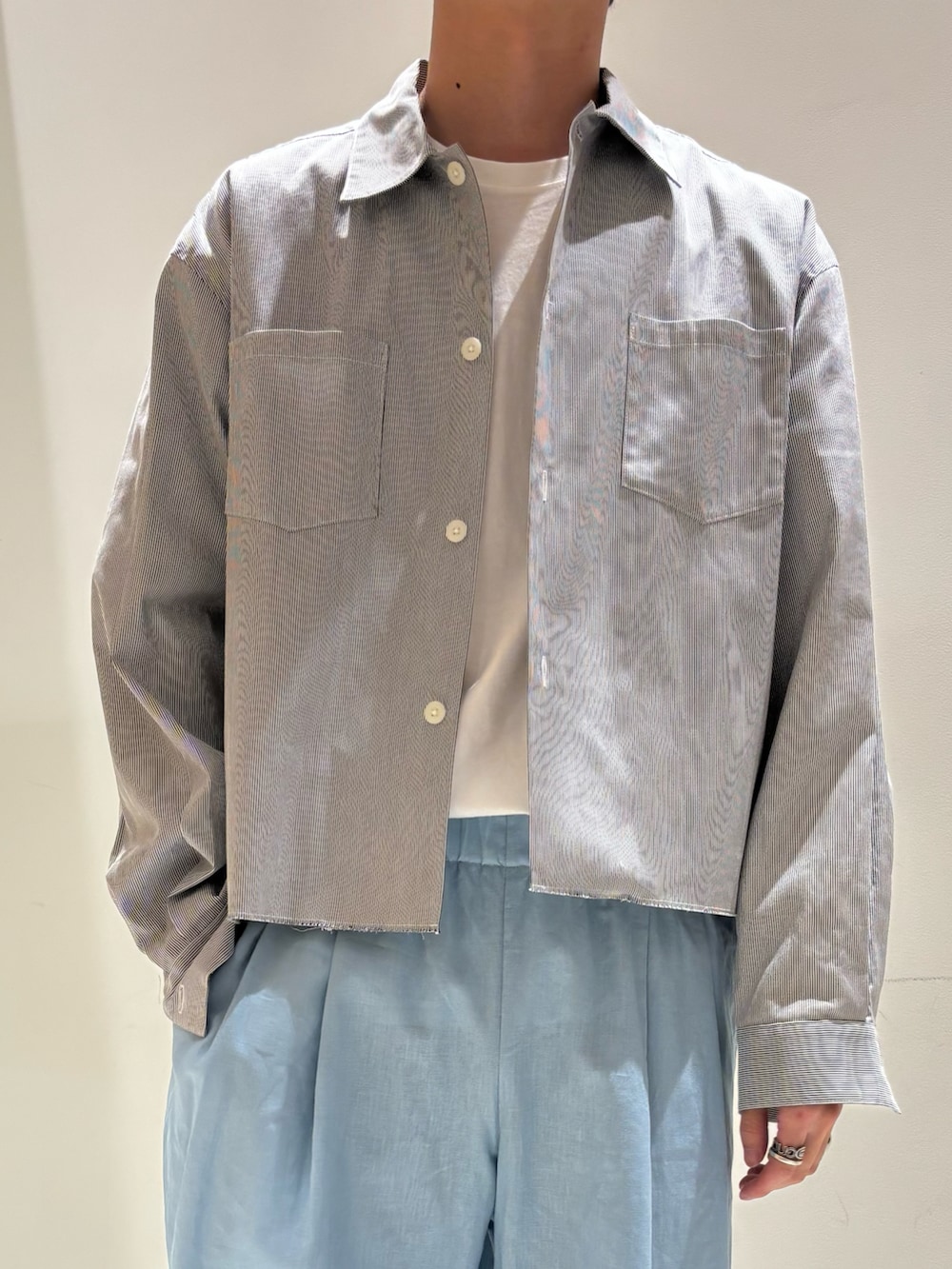 「ストライプシャツ、春夏コーデ、デートコーデ、キャップ、大人カジュアル、スニーカー、Tシャツ、お出かけコーデ、休日スタイル、シャツスタイル、やっぱり帽子が好き」｜「JOURNAL STANDARD relumeの【ZOZO限定】CORDLANE クロップドL/S（シャツ/ブラウス、ブラック系）」を使った、ないきさん（メンズ・182cm）の春コーディネートの2枚目の写真