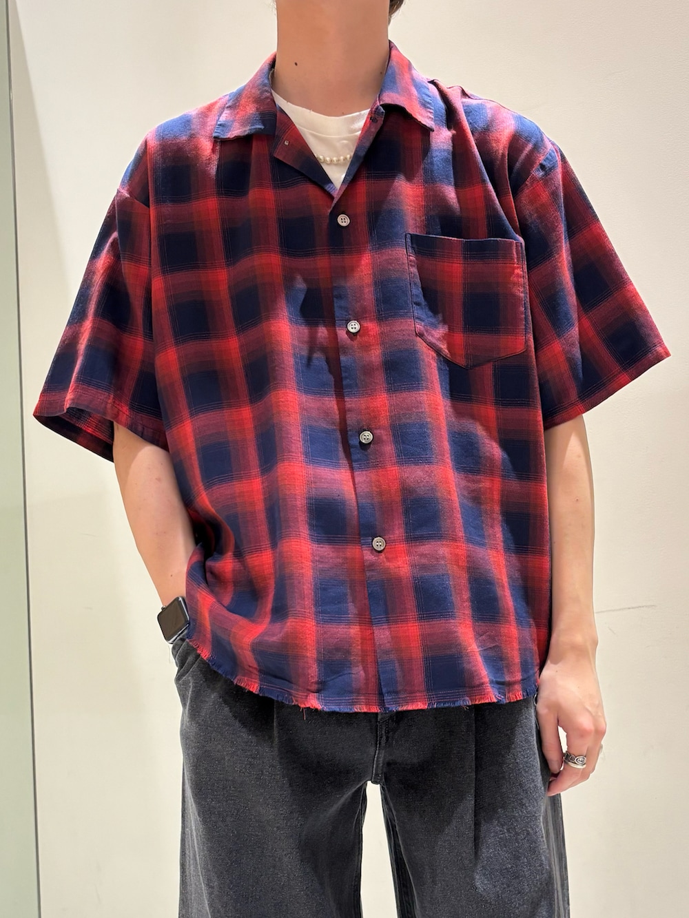 レッド系のシャツ/ブラウス、ブラック系のデニムパンツを着用したメンズの春コーディネートの2枚目の写真