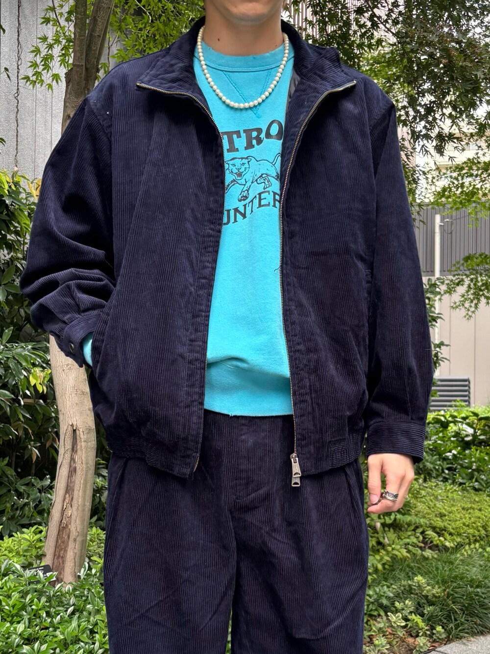 ブルー系のその他アウター、ブルー系のスウェット、ブルー系のスラックスを着用したメンズの秋コーディネートの2枚目の写真