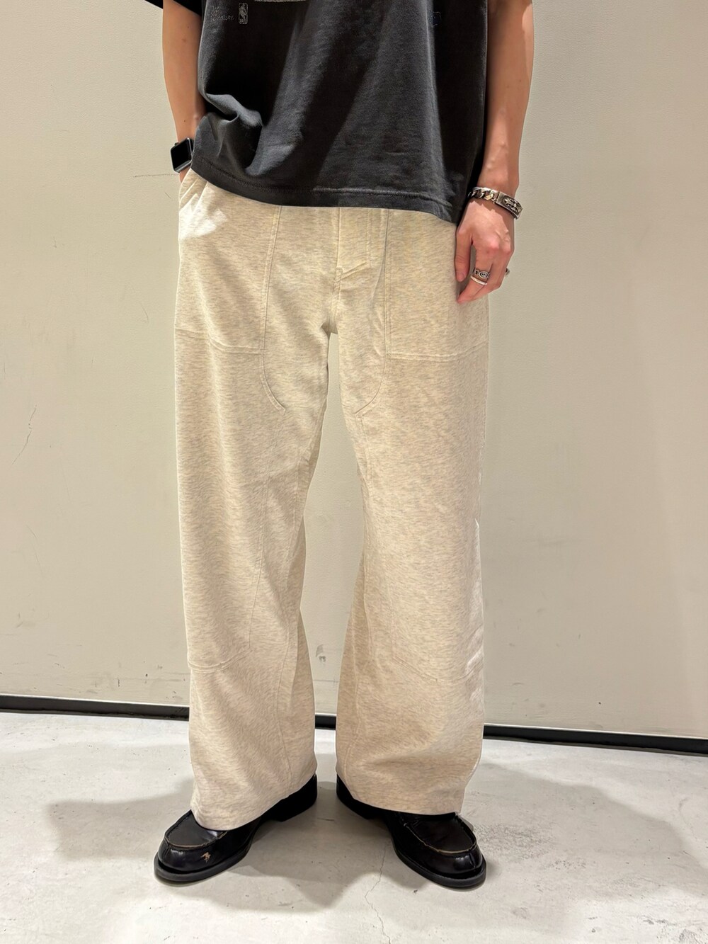 ブルー系のデニムジャケット、ホワイト系のスウェットパンツを着用したメンズの春コーディネートの4枚目の写真