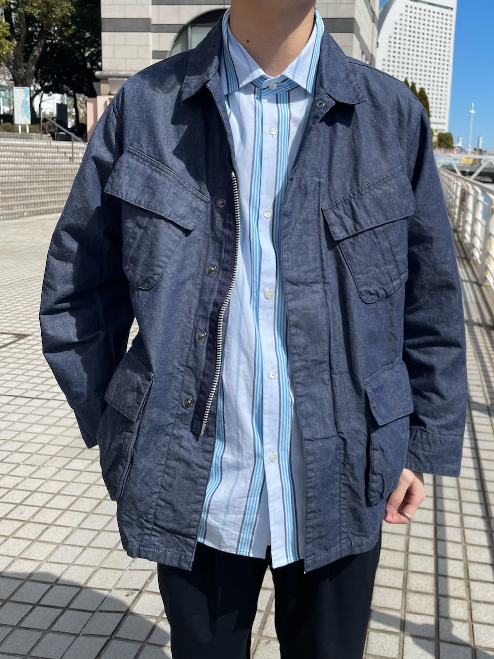 ブルー系のデニムジャケット、ブルー系のスラックスを着用したメンズの春コーディネートの3枚目の写真