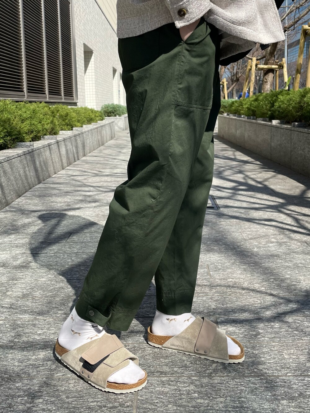 ベージュ系のその他アウター、グリーン系のその他パンツ、ベージュ系のサンダルを着用したメンズの春コーディネートの5枚目の写真