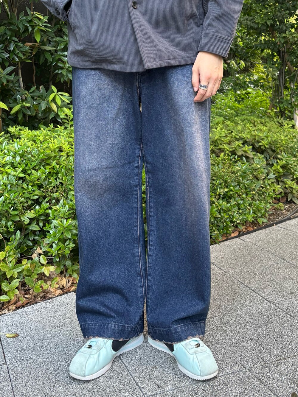 グレー系のシャツ/ブラウス、ブルー系のデニムパンツ、その他のその他を着用したメンズの秋コーディネートの3枚目の写真