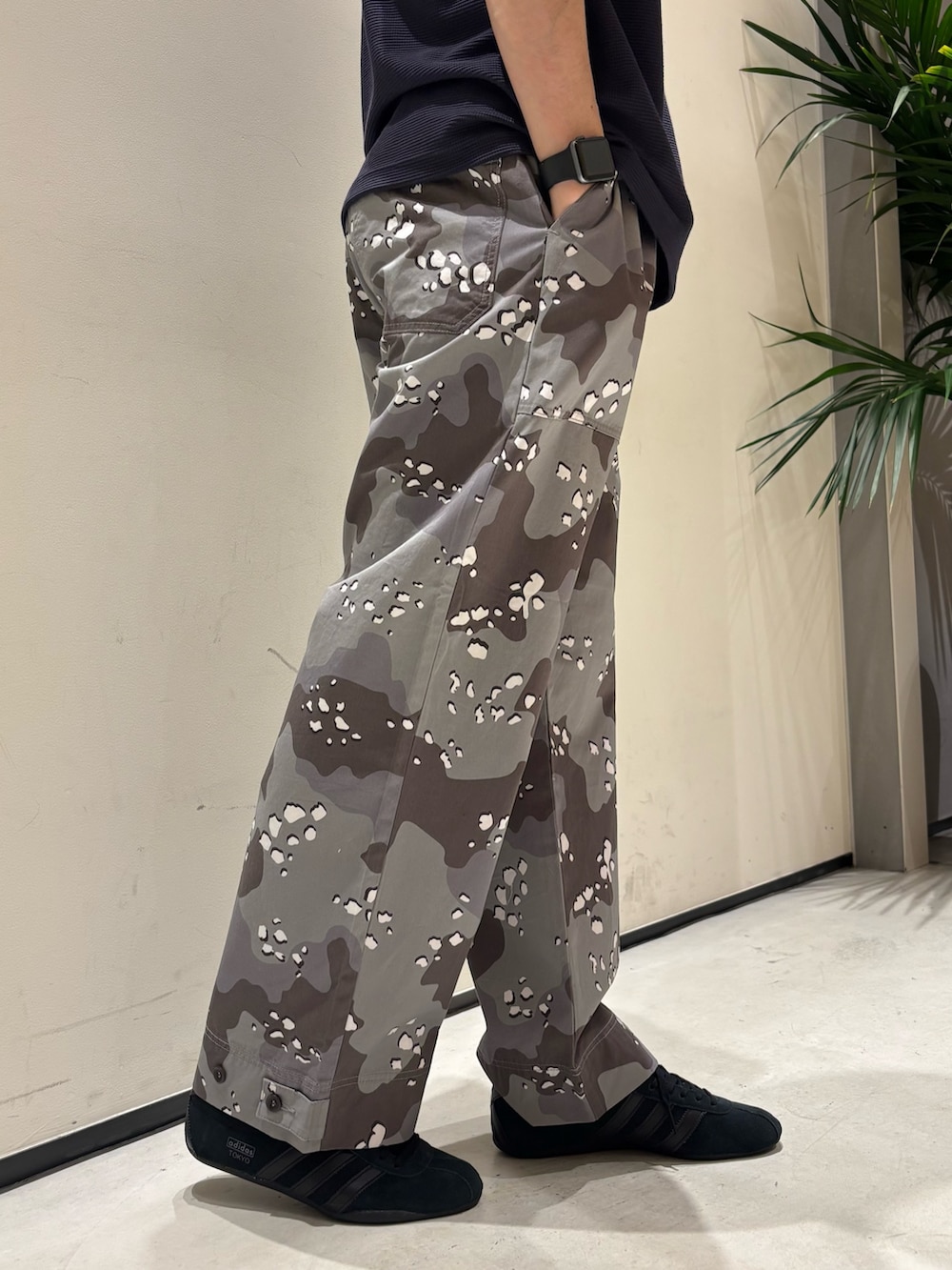 ブラック系のテーラードジャケット、グレー系のその他パンツ、ブラック系のスニーカーを着用したメンズの春コーディネートの5枚目の写真