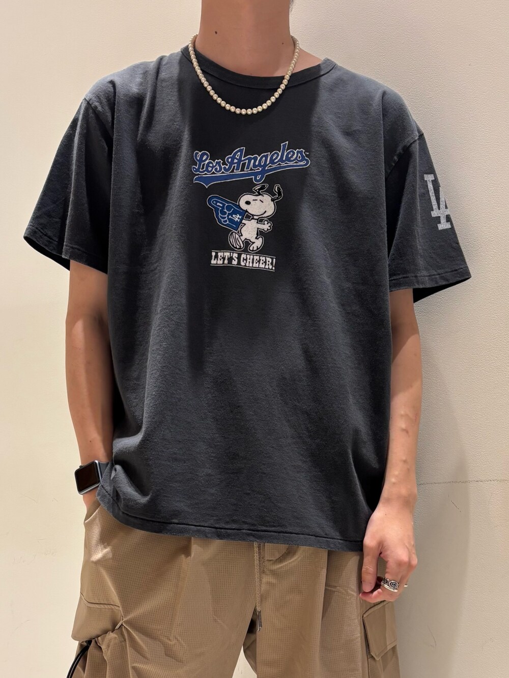 ブラック系のTシャツ/カットソー、ブラック系のショルダーバッグ、ベージュ系のその他パンツを着用したメンズの夏コーディネートの2枚目の写真