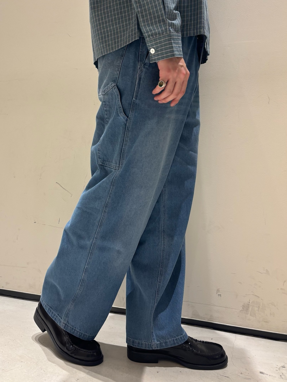 グリーン系のシャツ/ブラウス、ブルー系のデニムパンツ、その他のその他を着用したメンズの冬コーディネートの4枚目の写真