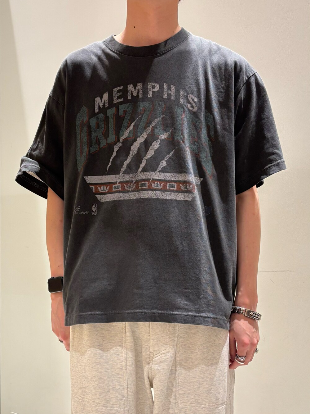 ブルー系のデニムジャケット、ホワイト系のスウェットパンツを着用したメンズの春コーディネートの3枚目の写真