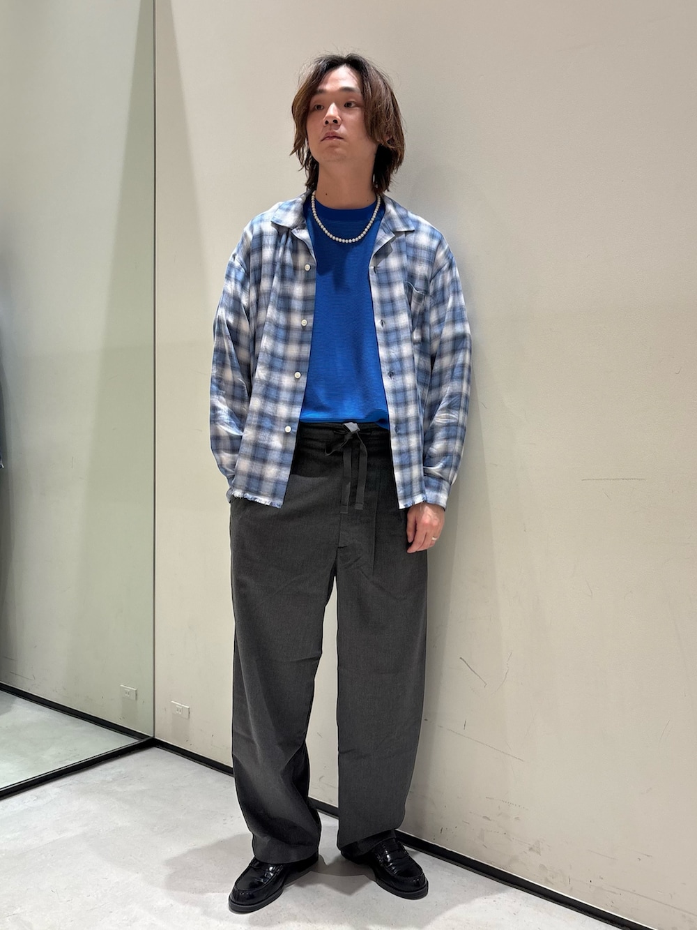 ブルー系のTシャツ/カットソー、ブルー系のシャツ/ブラウス、グレー系のスラックスを着用したメンズの春コーディネートの2枚目の写真