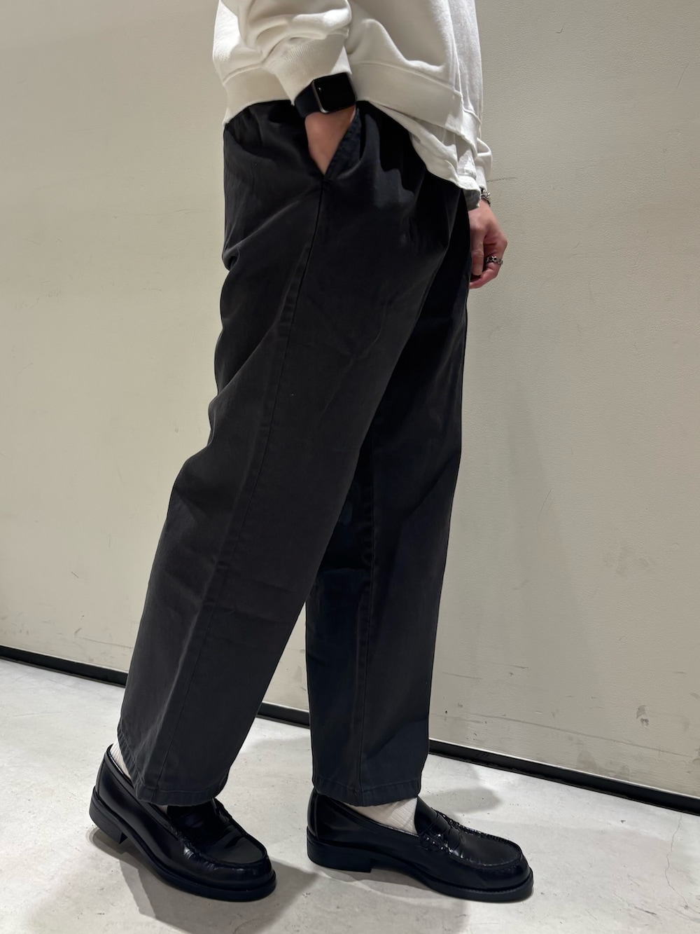 ブルー系のシャツ/ブラウス、ホワイト系のスウェット、ブラック系のチノパンツを着用したメンズの冬コーディネートの6枚目の写真