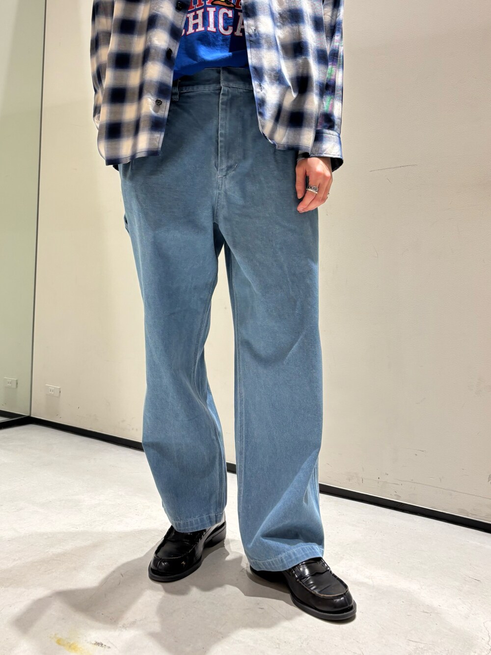 「シャツスタイル、デニム、ローファー、キャップ、春めき満開コーデ、春コーデ、大人カジュアル、休日スタイル、カジュアルコーデ、春服コーデ、チェックシャツ、ワイドパンツ、やっぱり帽子が好き」｜「JOURNAL STANDARD relumeのコットン/レーヨン オンブレチェックシャツ（シャツ/ブラウス、ブルー系）」を使った、ないきさん（メンズ・182cm）の春コーディネートの3枚目の写真