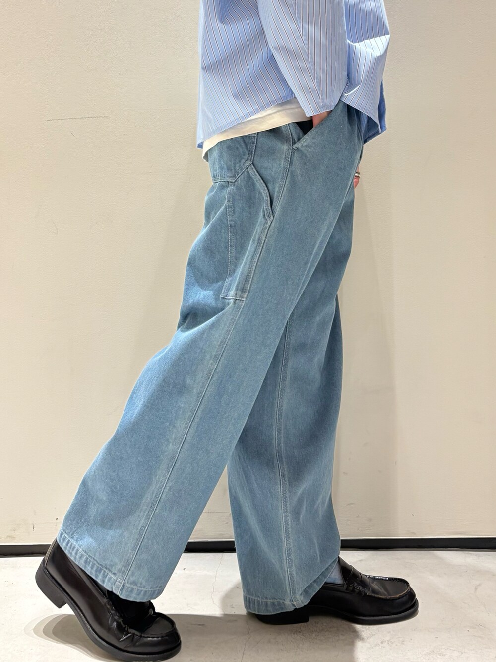 ブルー系のシャツ/ブラウス、ブラック系のマウンテンパーカー、ブルー系のデニムパンツを着用したメンズの春コーディネートの5枚目の写真