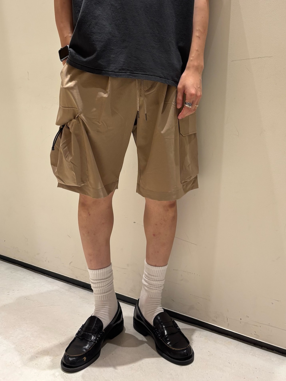 ブラック系のTシャツ/カットソー、ブラック系のショルダーバッグ、ベージュ系のその他パンツを着用したメンズの夏コーディネートの4枚目の写真