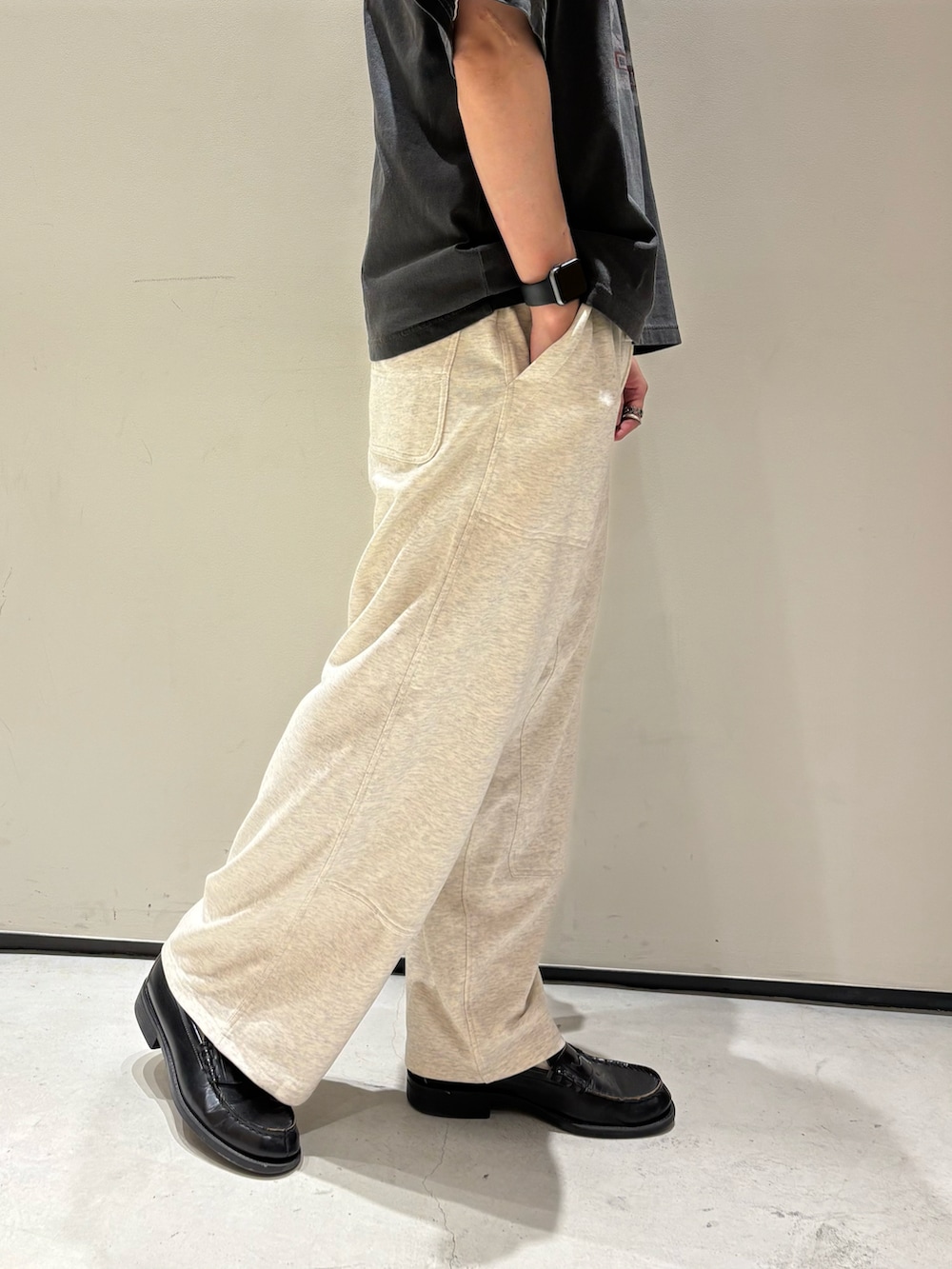 ブルー系のデニムジャケット、ホワイト系のスウェットパンツを着用したメンズの春コーディネートの5枚目の写真