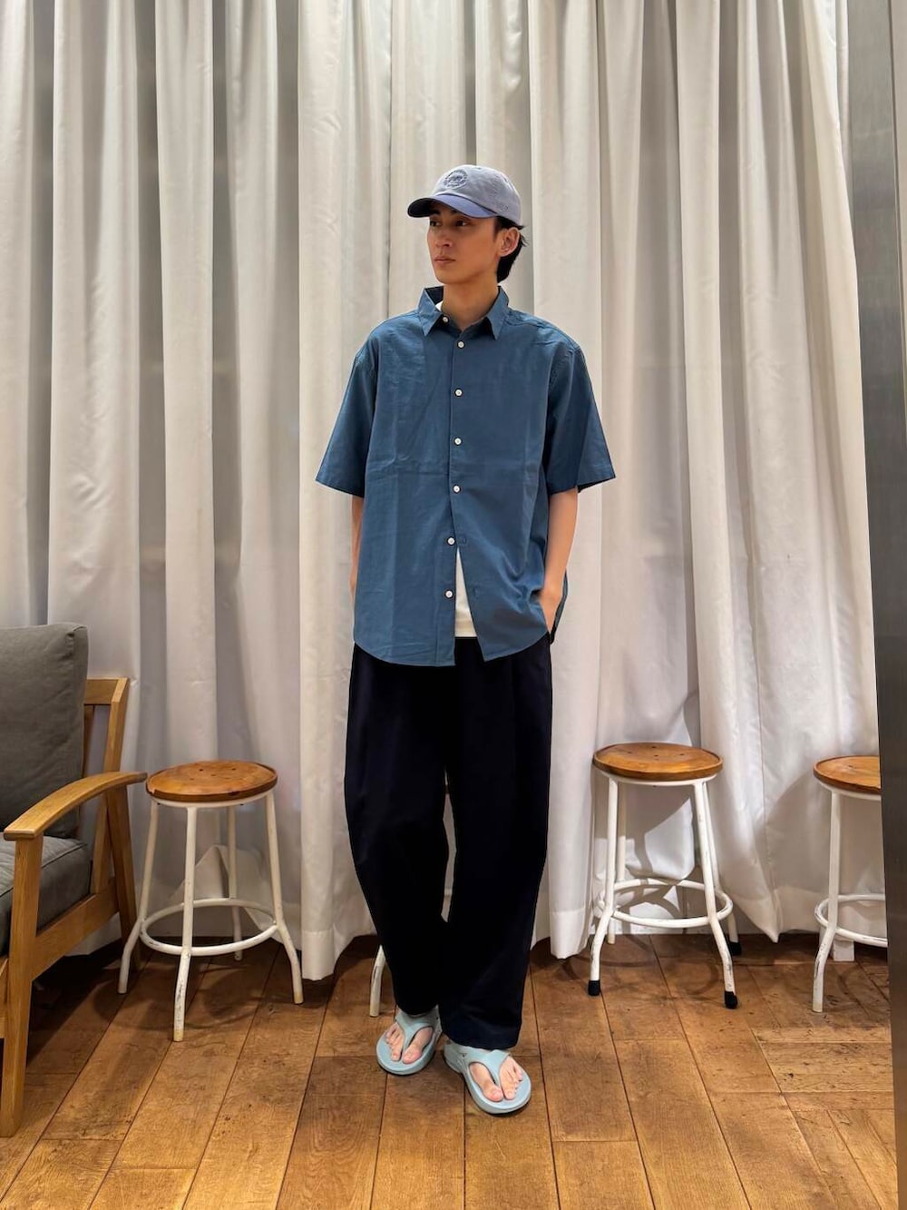 ブルー系のシャツ/ブラウス、ブルー系のサンダル、ホワイト系のタンクトップを着用したメンズの夏コーディネートの4枚目の写真