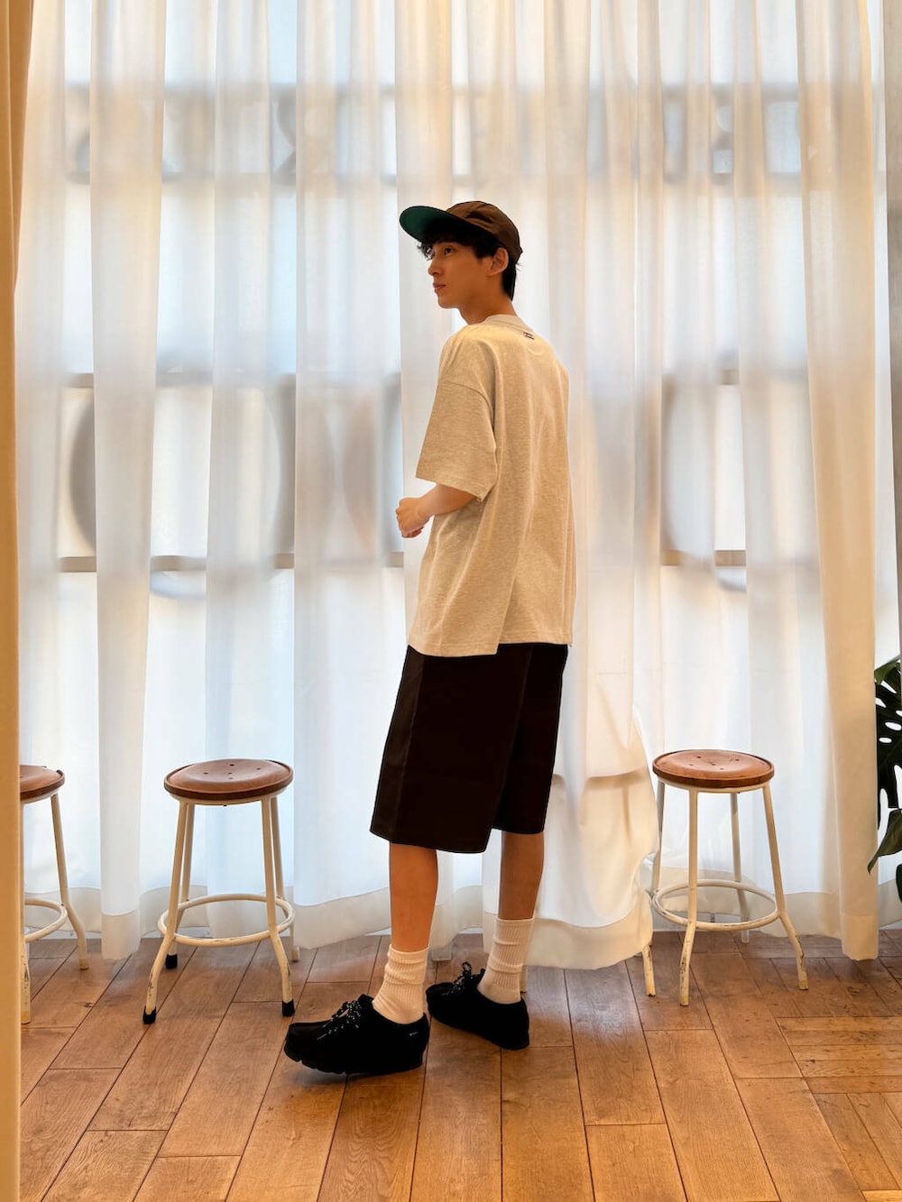 ブラック系のブーツ、グレー系のTシャツ/カットソー、ブラウン系のその他パンツを着用したメンズの夏コーディネートの5枚目の写真