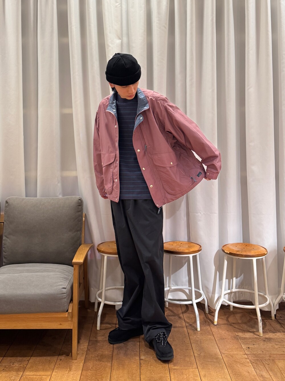 ブルー系のTシャツ/カットソー、ブルー系のその他パンツ、ブラック系のブーツを着用したメンズの冬コーディネートの3枚目の写真