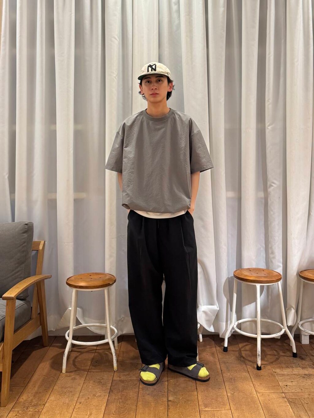 ホワイト系のタンクトップ、ブラック系のその他パンツ、グレー系のTシャツ/カットソーを着用したメンズの夏コーディネートの5枚目の写真