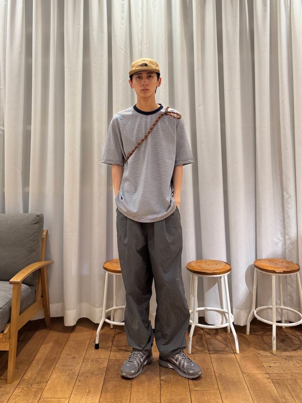 「カジュアル、urbanresearchdoors、Patagonia、NANGA、NIKE、アーバンリサーチドアーズ、newarrival、doors、EKAL、tinygardenfestival、最旬スニーカーコーデ、初夏のお出掛けコーデ、tgf、暮らしを楽しむ」｜「EKALの『UR TECH』『撥水/UVカット』ナイロンタッサートラウザー（その他パンツ、グレー系）」を使った、Imuさん（メンズ・177cm）の春コーディネートの3枚目の写真