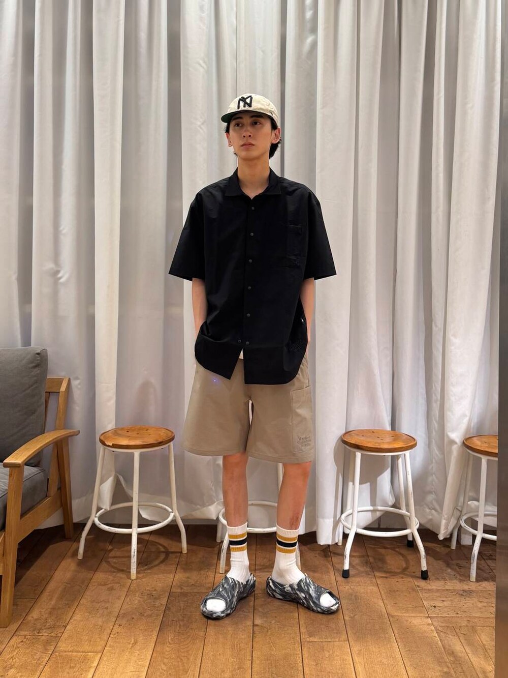 ブラック系のシャツ/ブラウス、ブラック系のサンダル、ベージュ系のその他パンツを着用したメンズの夏コーディネートの2枚目の写真