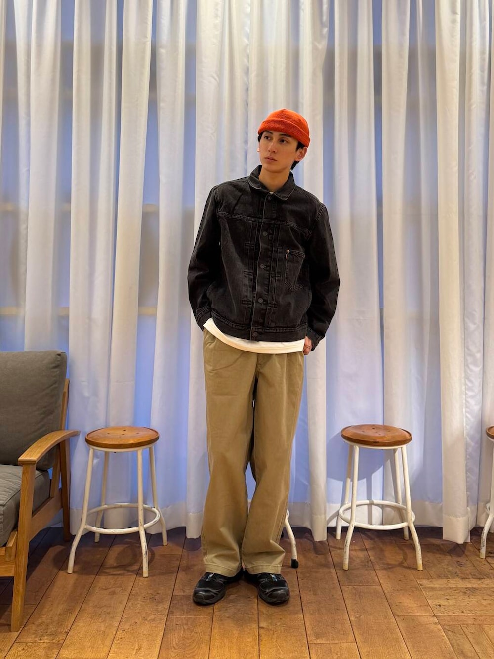 ベージュ系のその他パンツ、ホワイト系のTシャツ/カットソー、ブラック系のスニーカーを着用したメンズの春コーディネートの2枚目の写真