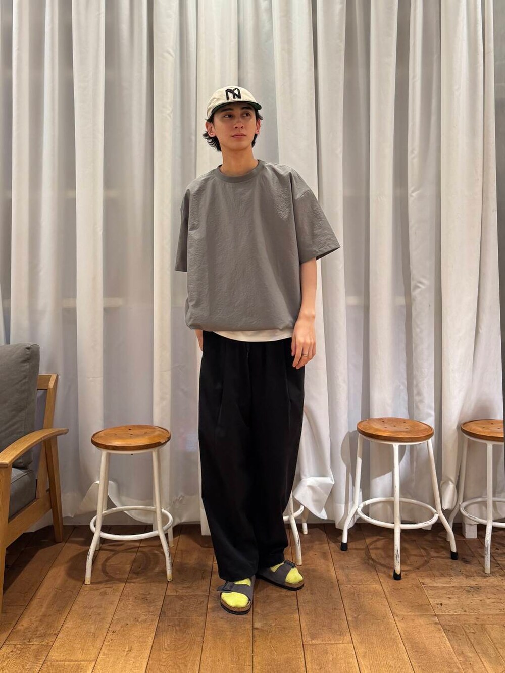 ホワイト系のタンクトップ、ブラック系のその他パンツ、グレー系のTシャツ/カットソーを着用したメンズの夏コーディネートの4枚目の写真