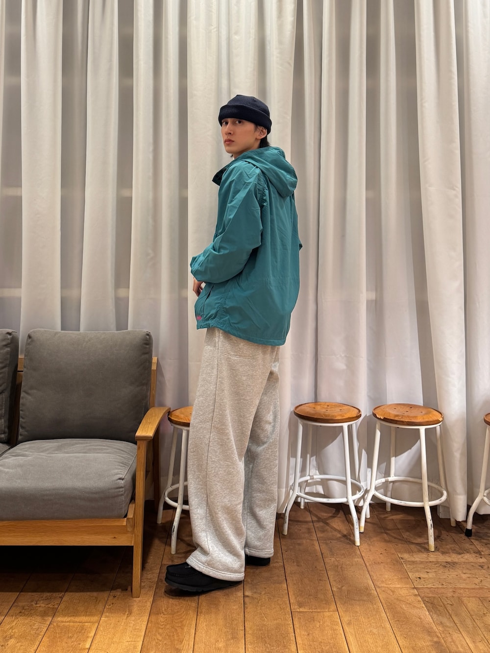 グリーン系のその他トップス、ブラック系のTシャツ/カットソー、グレー系のその他パンツを着用したメンズの冬コーディネートの3枚目の写真