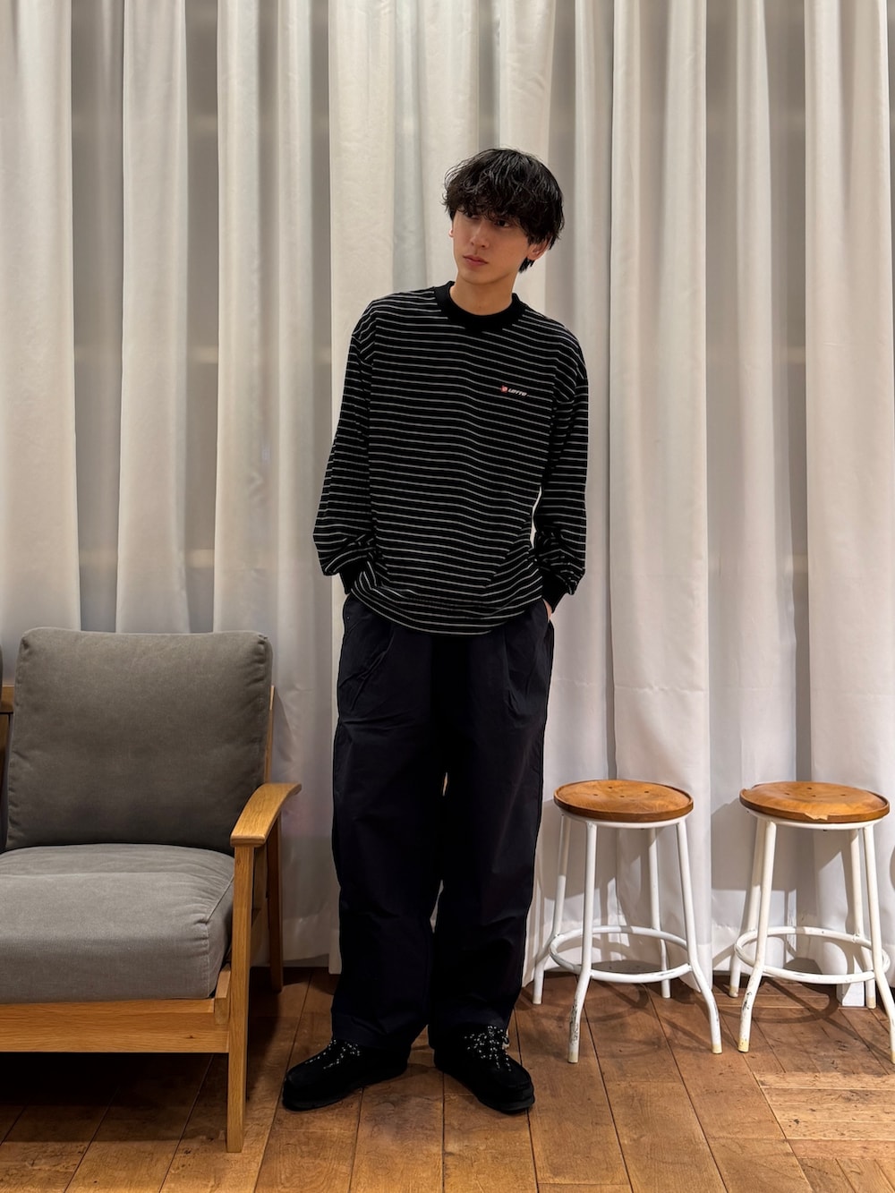 ブラック系のTシャツ/カットソー、ブルー系のその他パンツ、ブラック系のブーツを着用したメンズの冬コーディネートの6枚目の写真