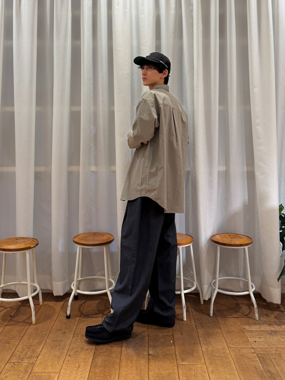 ベージュ系のシャツ/ブラウス、グレー系のその他パンツ、ブラック系のブーツを着用したメンズの秋コーディネートの4枚目の写真