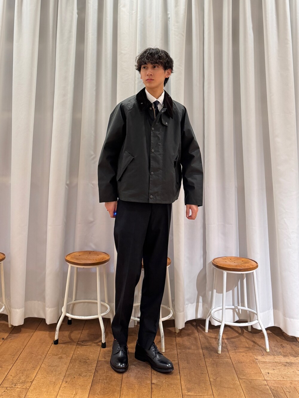 グリーン系のその他アウター、グレー系のスーツパンツ、ホワイト系のシャツ/ブラウスを着用したメンズの秋コーディネートの5枚目の写真