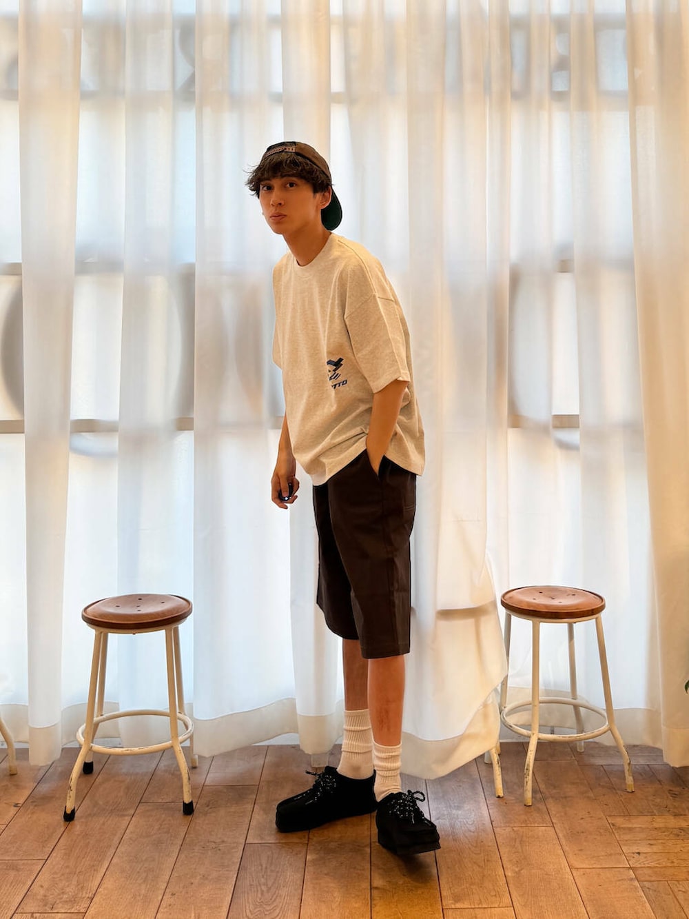 ブラック系のブーツ、グレー系のTシャツ/カットソー、ブラウン系のその他パンツを着用したメンズの夏コーディネートの2枚目の写真