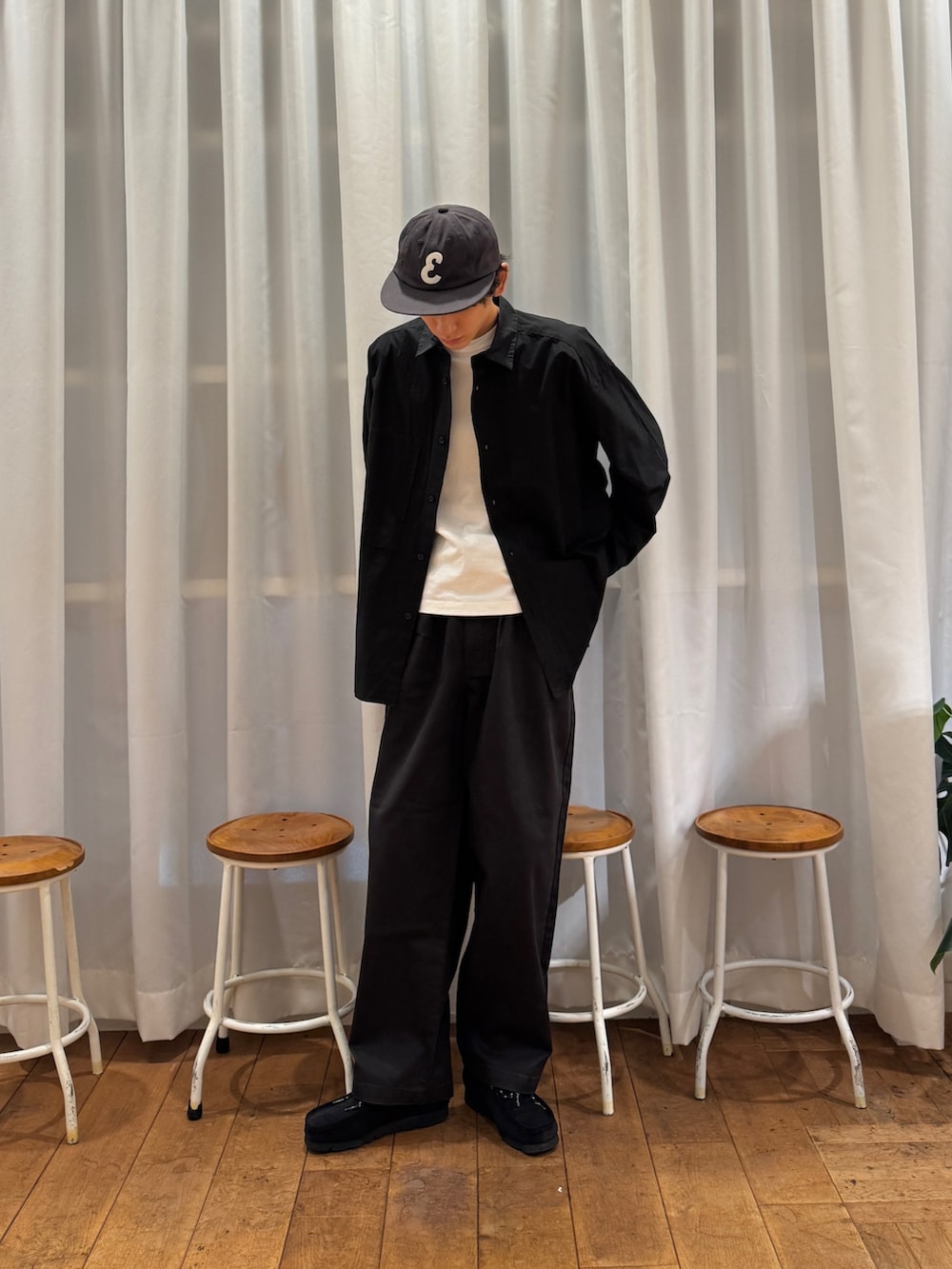 ブラック系のシャツ/ブラウス、ブラック系のその他パンツ、ブラック系のブーツを着用したメンズの秋コーディネートの3枚目の写真