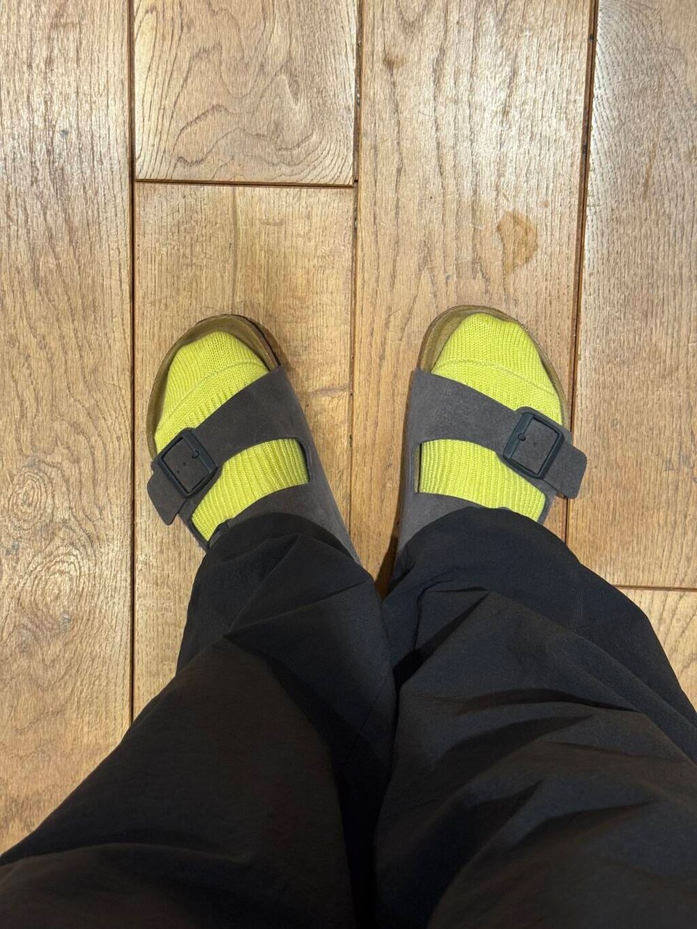 ホワイト系のタンクトップ、ブラック系のその他パンツ、グレー系のTシャツ/カットソーを着用したメンズの夏コーディネートの9枚目の写真