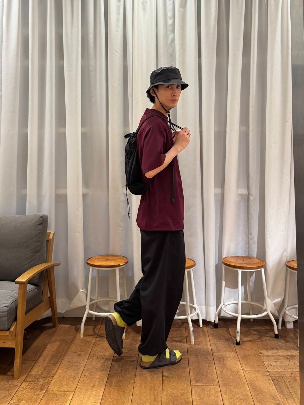 ブラック系のその他パンツ、ブラック系のバックパック/リュック、グレー系のサンダルを着用したメンズの夏コーディネートの4枚目の写真