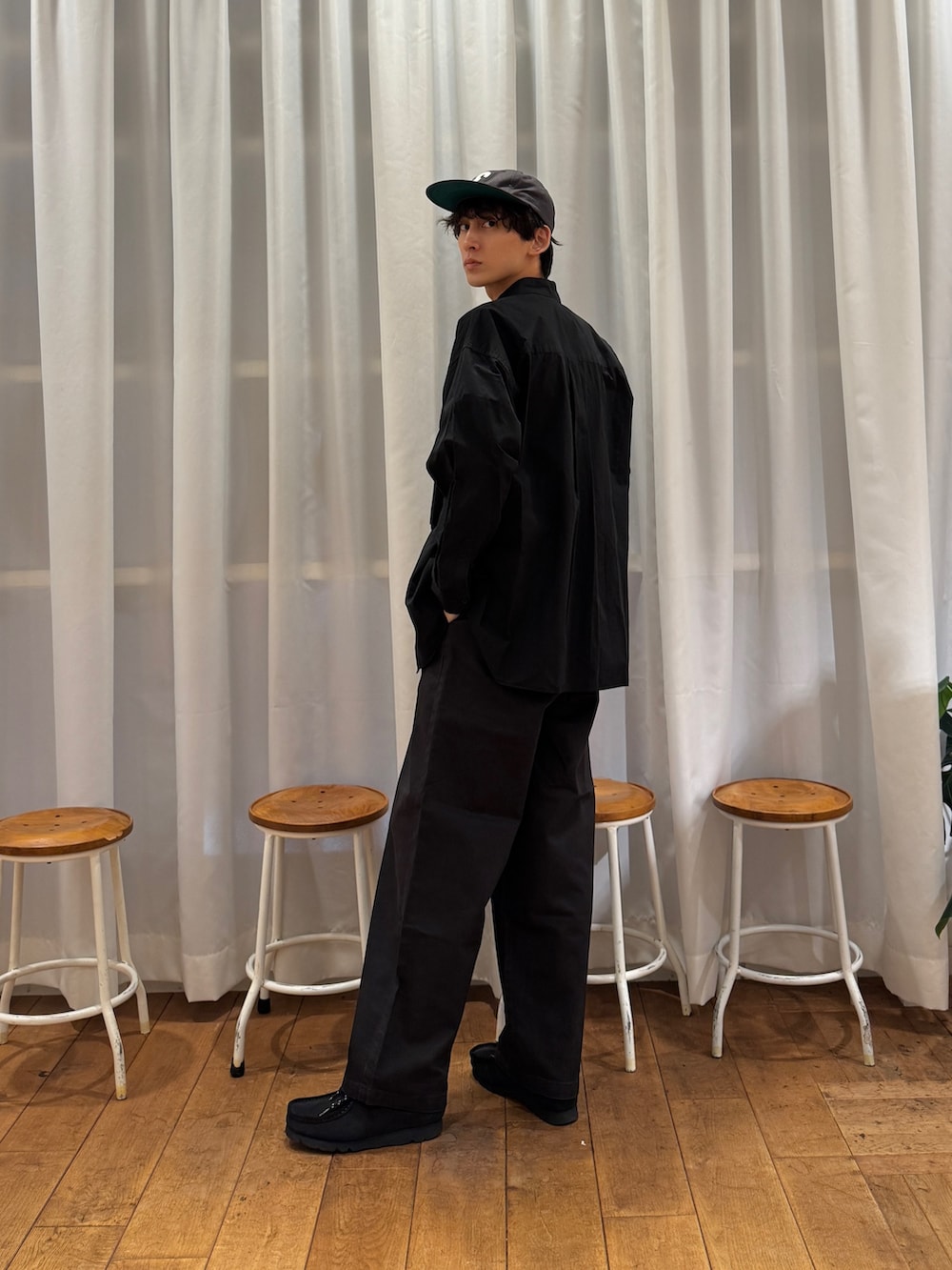 ブラック系のシャツ/ブラウス、ブラック系のその他パンツ、ブラック系のブーツを着用したメンズの秋コーディネートの4枚目の写真